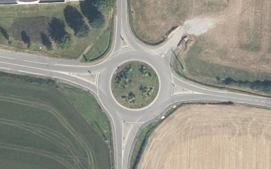 Vue aérienne du Rond-point anonyme n°371379405
