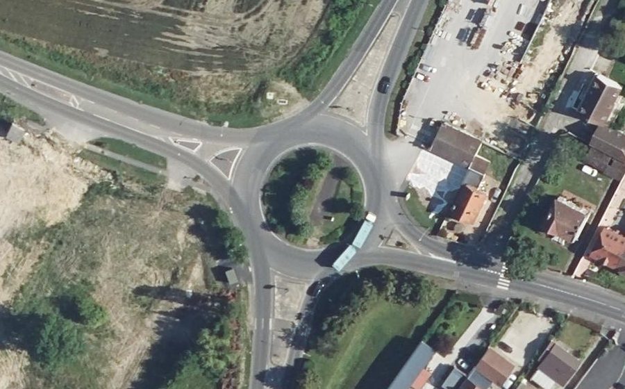 Vue aérienne du Rond-point anonyme n°37140749