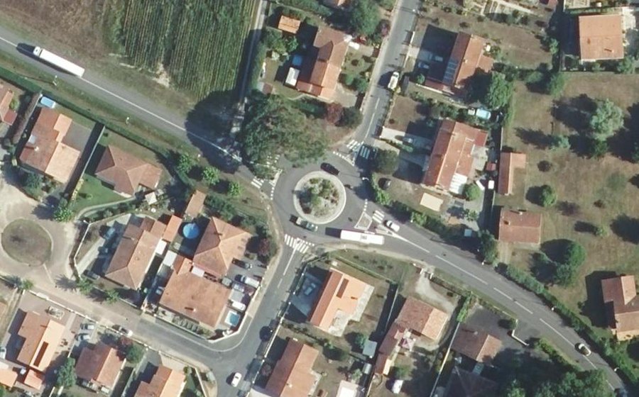 Vue aérienne du Rond-point anonyme n°37145167