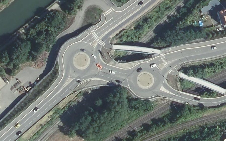 Vue aérienne du Rond-point anonyme n°371470133