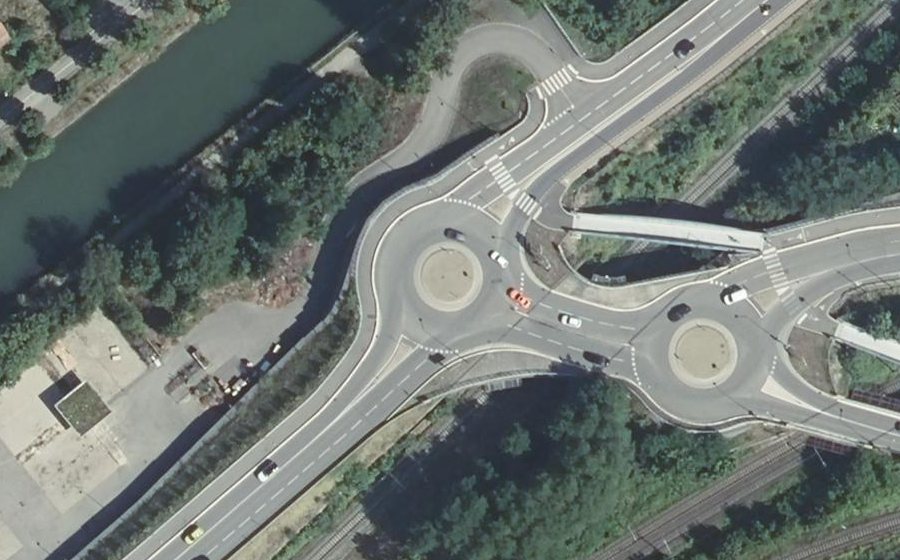 Vue aérienne du Rond-point anonyme n°371470134