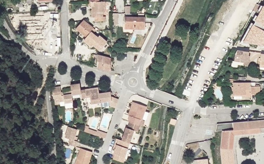 Vue aérienne du Rond-point anonyme n°371503749