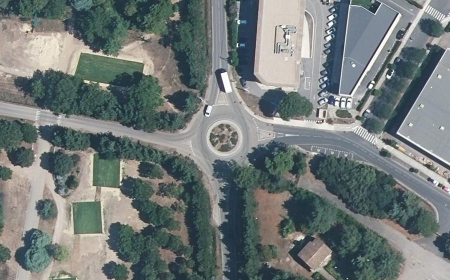 Vue aérienne du Rond-point anonyme n°371569095