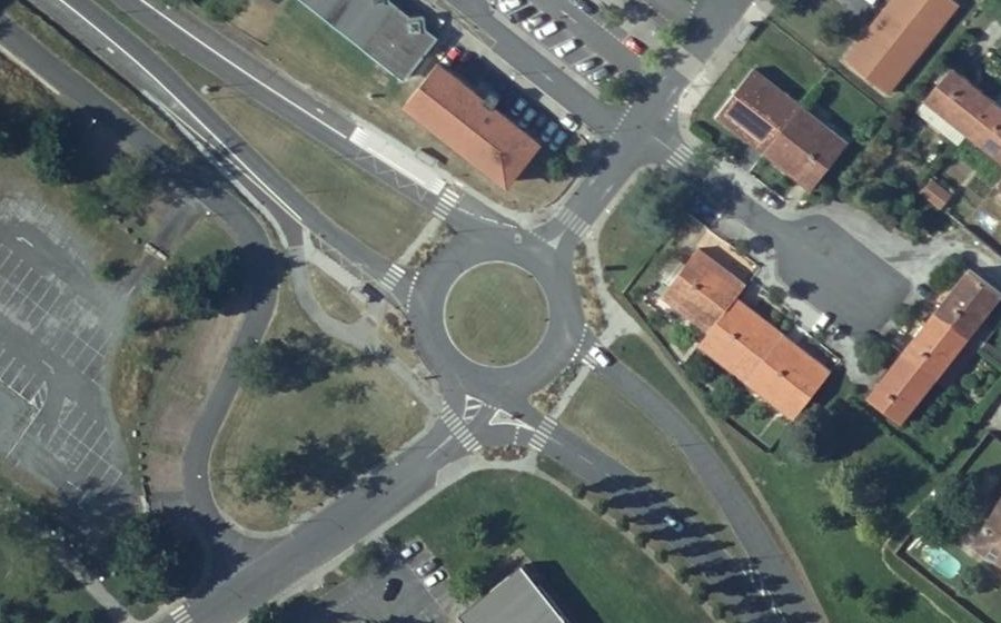 Vue aérienne du Rond-point anonyme n°371574218