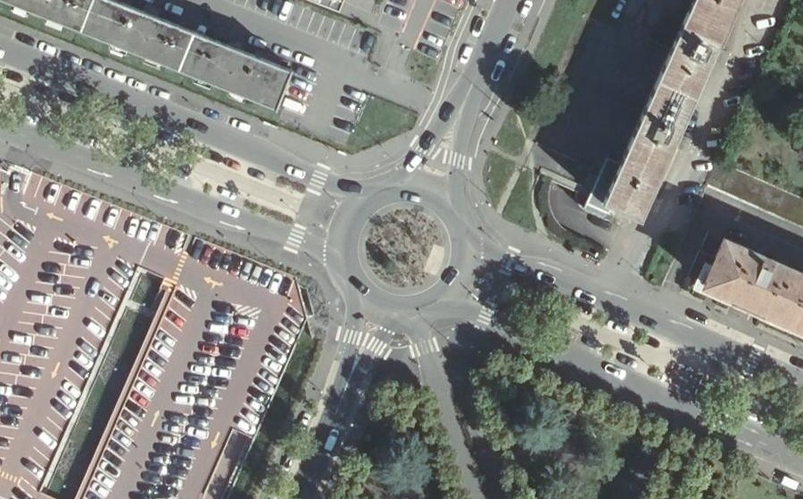Vue aérienne du Rond-point anonyme n°371594416