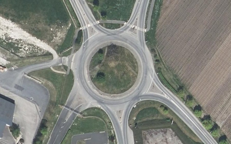 Vue aérienne du Rond-point anonyme n°371698965