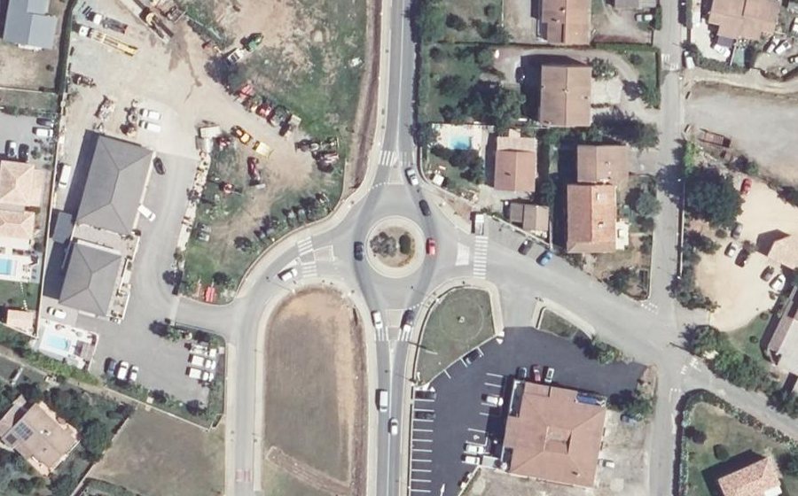 Vue aérienne du Rond-point anonyme n°371731591