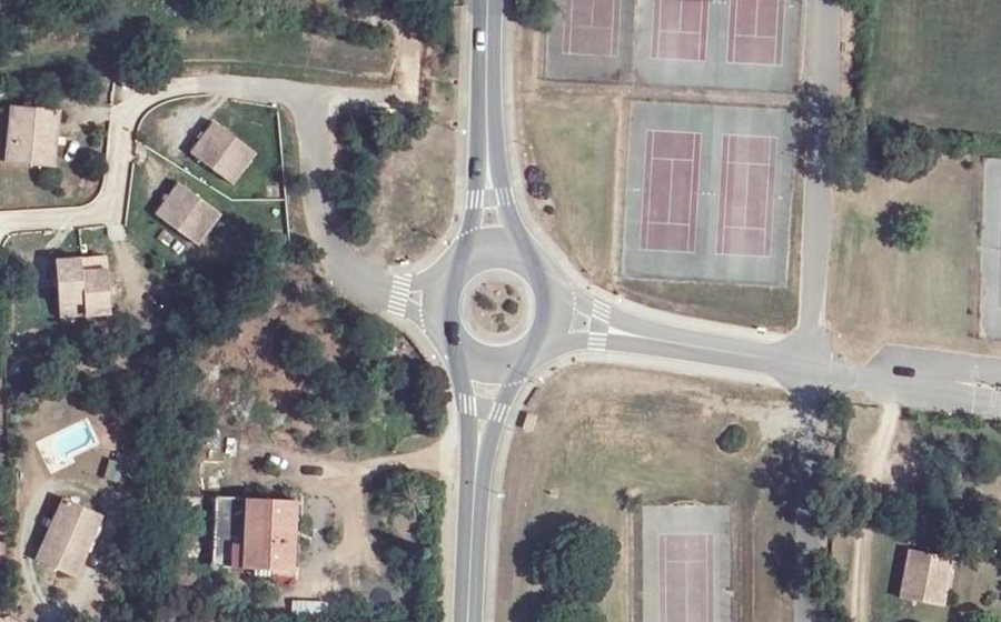 Vue aérienne du Rond-point anonyme n°371743763