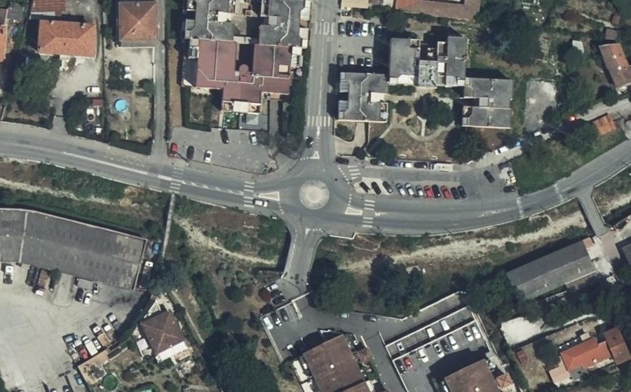 Vue aérienne du Rond-point anonyme n°371756898