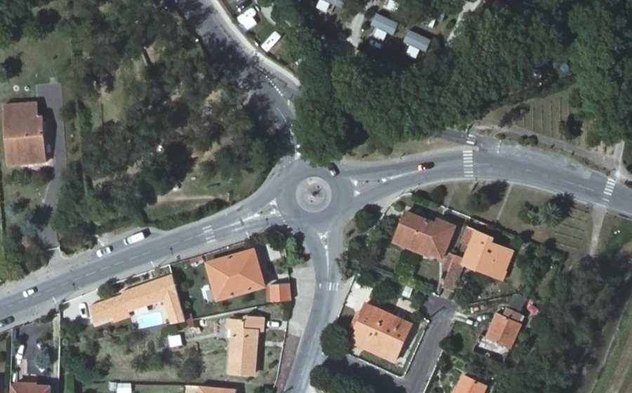 Vue aérienne du Rond-point anonyme n°37179623