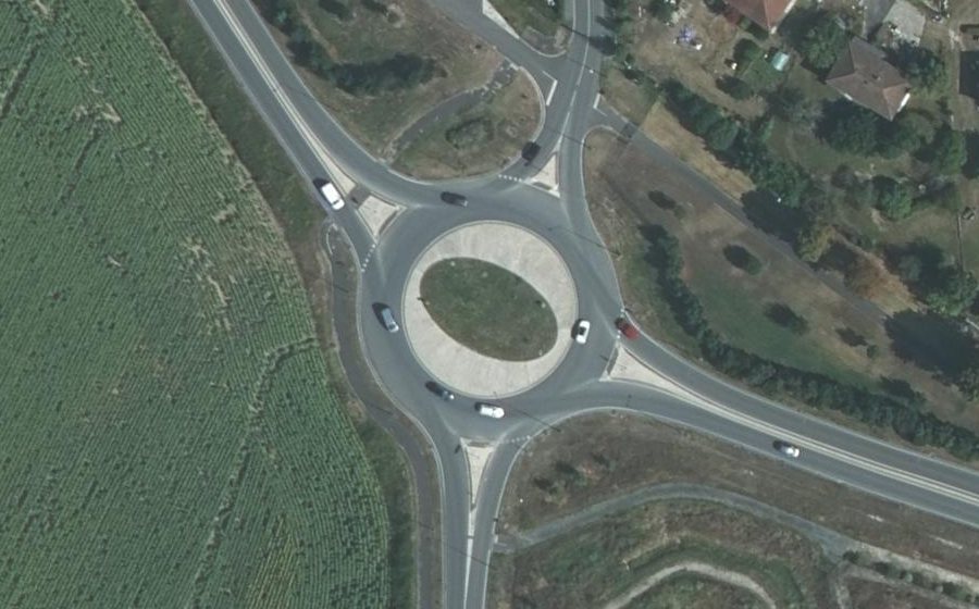 Vue aérienne du Rond-point anonyme n°371922438