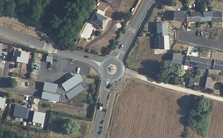Vue aérienne du Rond-point anonyme n°371932356