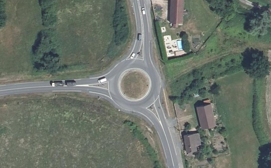 Vue aérienne du Rond-point anonyme n°371951715