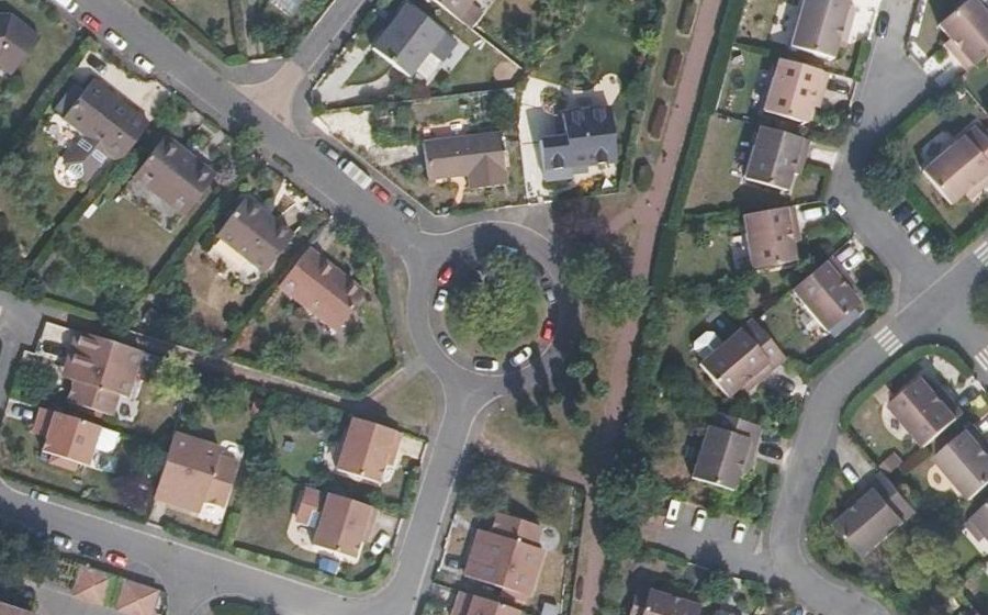 Vue aérienne du Rond-point anonyme n°371999161