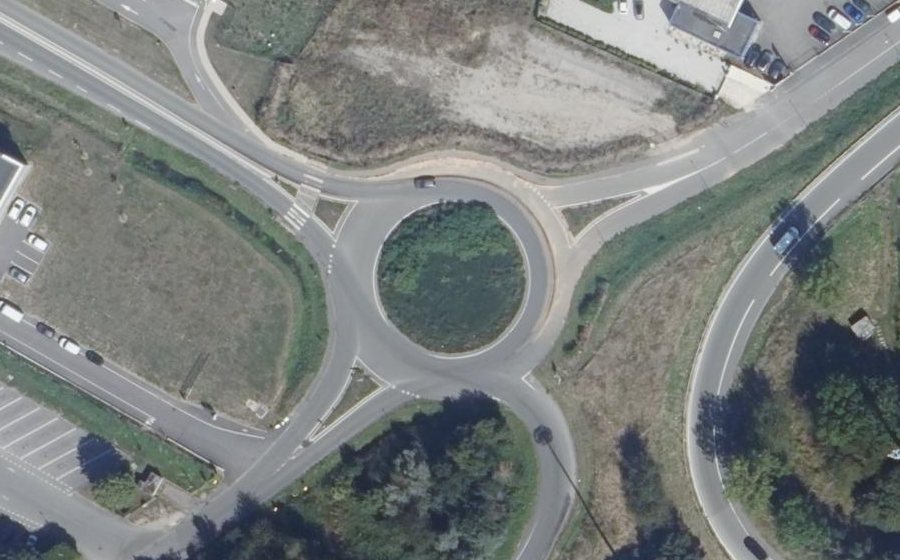 Vue aérienne du Rond-point anonyme n°372069729