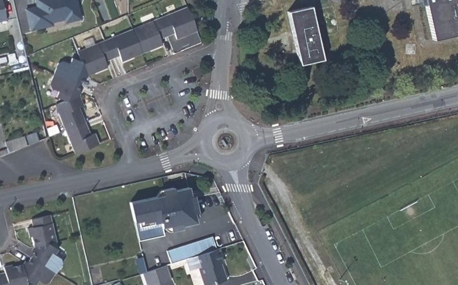 Vue aérienne du Rond-point anonyme n°372070047