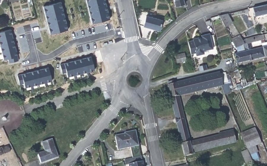 Vue aérienne du Rond-point anonyme n°372073019