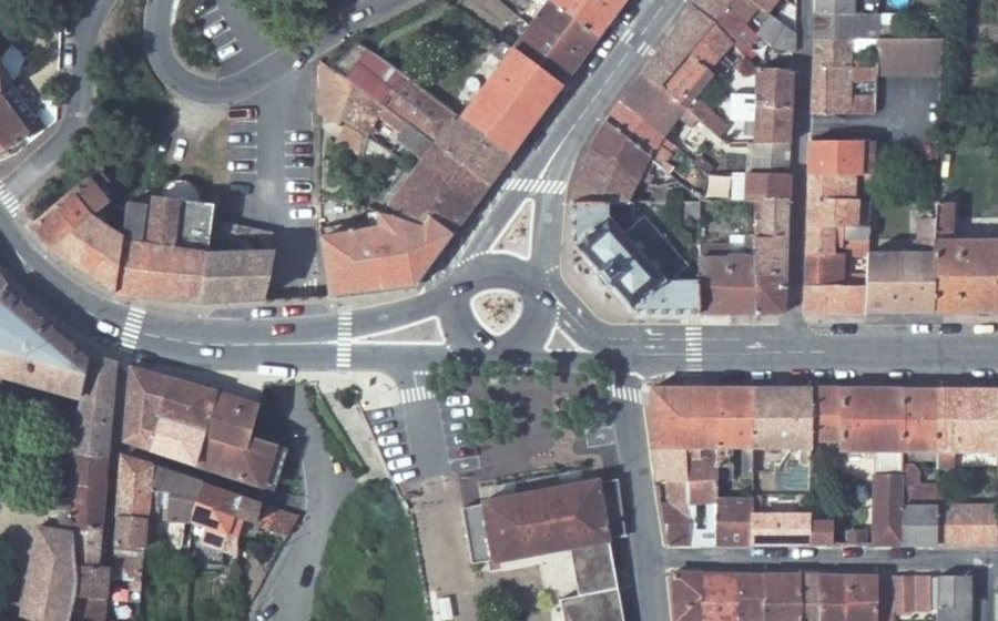 Vue aérienne du Rond-point anonyme n°372139315