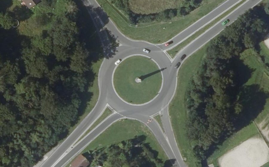 Vue aérienne du Rond-point anonyme n°372166481
