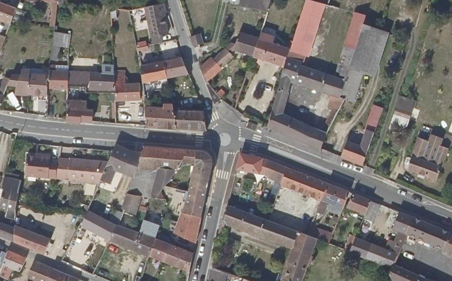 Vue aérienne du Rond-point anonyme n°372173779