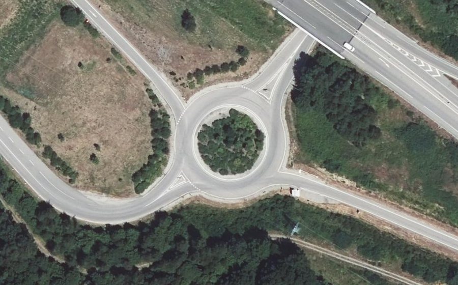 Vue aérienne du Rond-point anonyme n°372214624