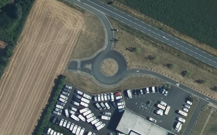 Vue aérienne du Rond-point anonyme n°372228682