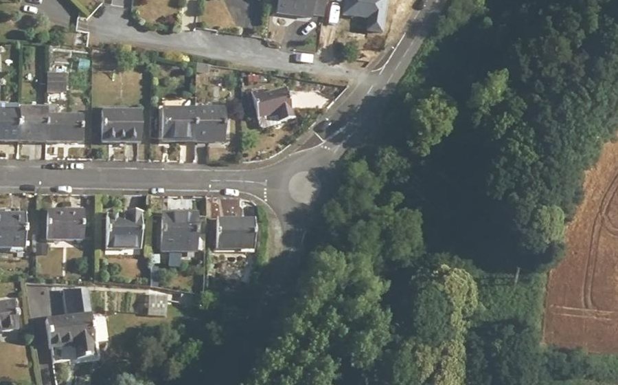 Vue aérienne du Rond-point anonyme n°372256460
