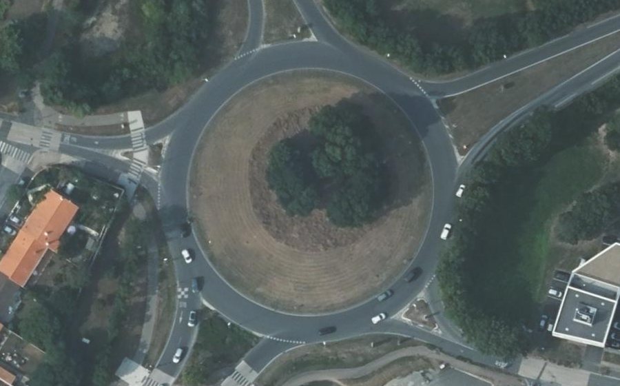 Vue aérienne du Rond-point anonyme n°37231450