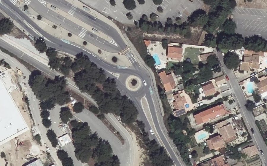 Vue aérienne du Rond-point anonyme n°372377707