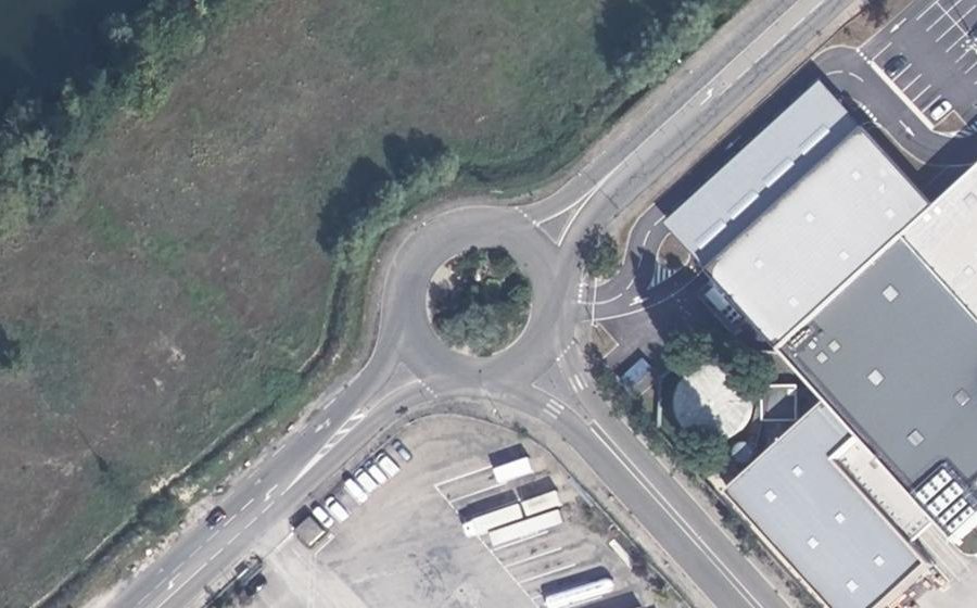 Vue aérienne du Rond-point anonyme n°37241901