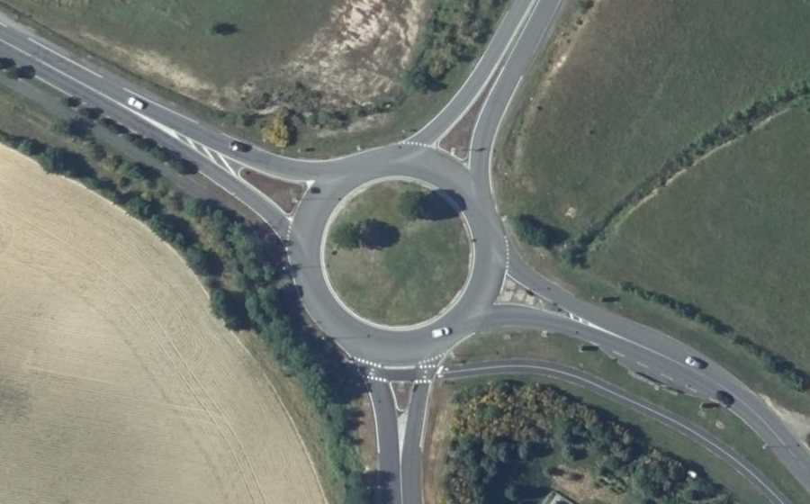 Vue aérienne du Rond-point anonyme n°37260313