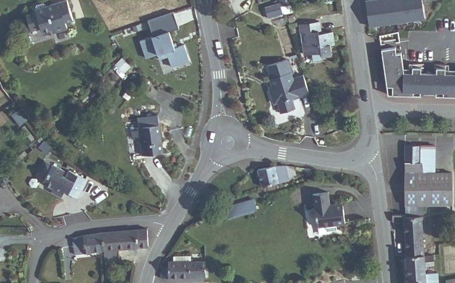 Vue aérienne du Rond-point anonyme n°372603617