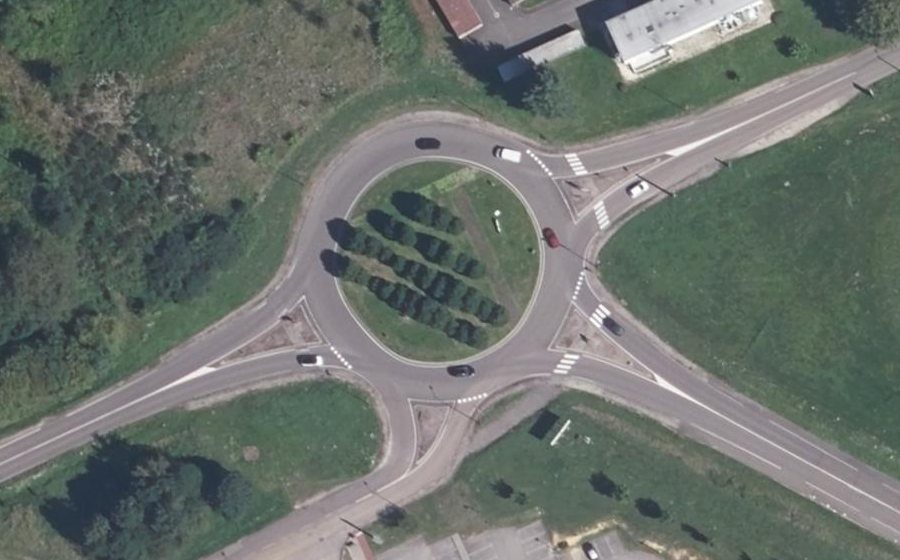 Vue aérienne du Rond-point anonyme n°37260612