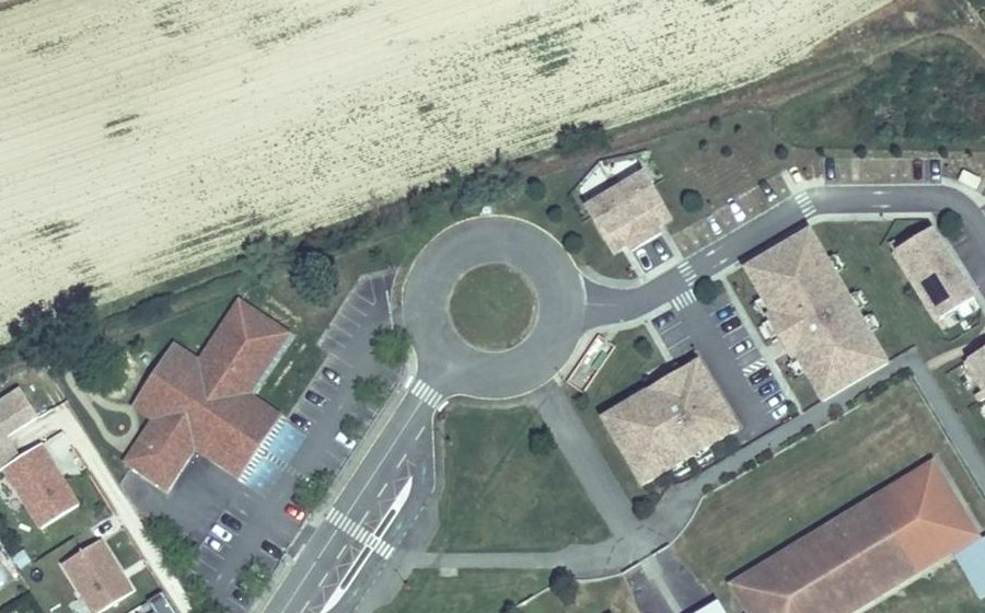 Vue aérienne du Rond-point anonyme n°37261016