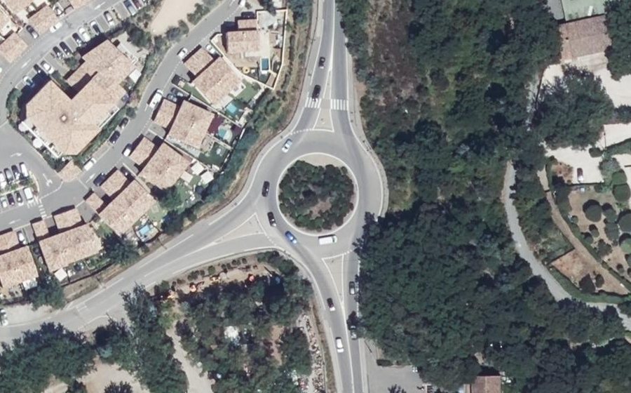 Vue aérienne du Rond-point anonyme n°372669864
