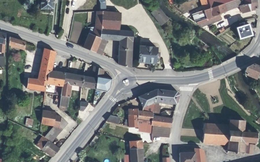 Vue aérienne du Rond-point anonyme n°372687080