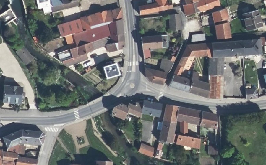 Vue aérienne du Rond-point anonyme n°372687087
