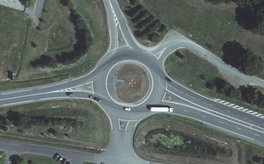 Vue aérienne du Rond-point anonyme n°372717674