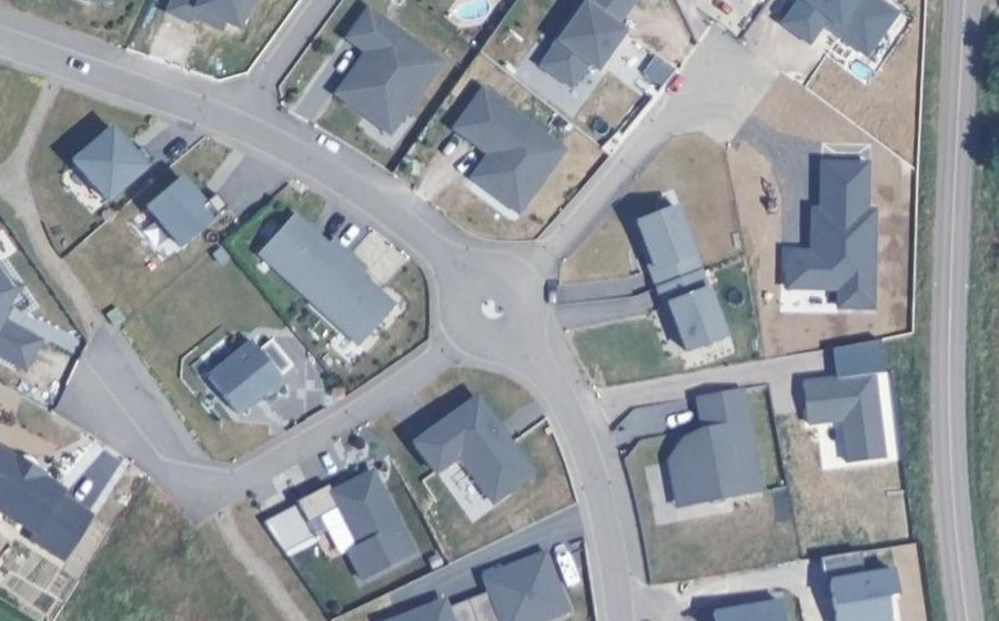 Vue aérienne du Rond-point anonyme n°372751548