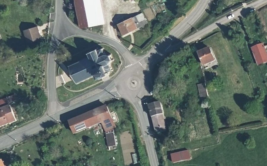 Vue aérienne du Rond-point anonyme n°372791095