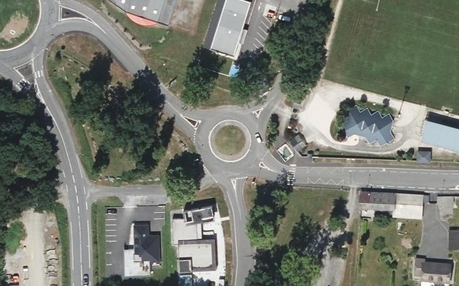 Vue aérienne du Rond-point anonyme n°37280241