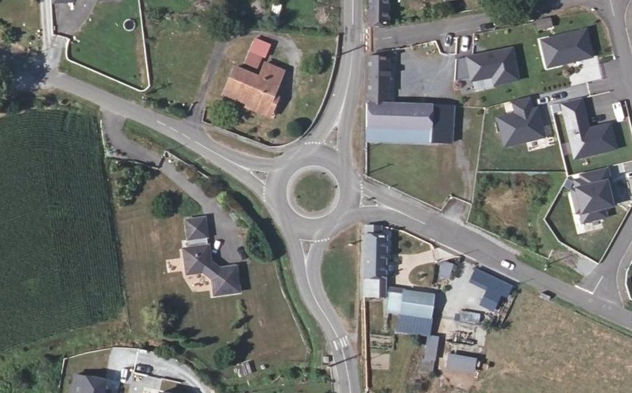 Vue aérienne du Rond-point anonyme n°37280245