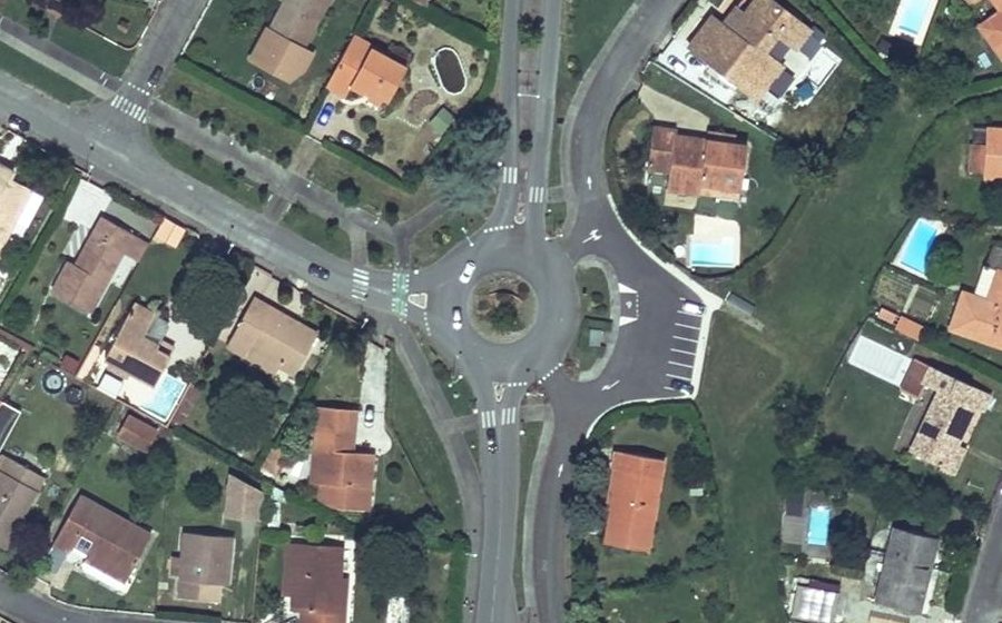 Vue aérienne du Rond-point anonyme n°37283070