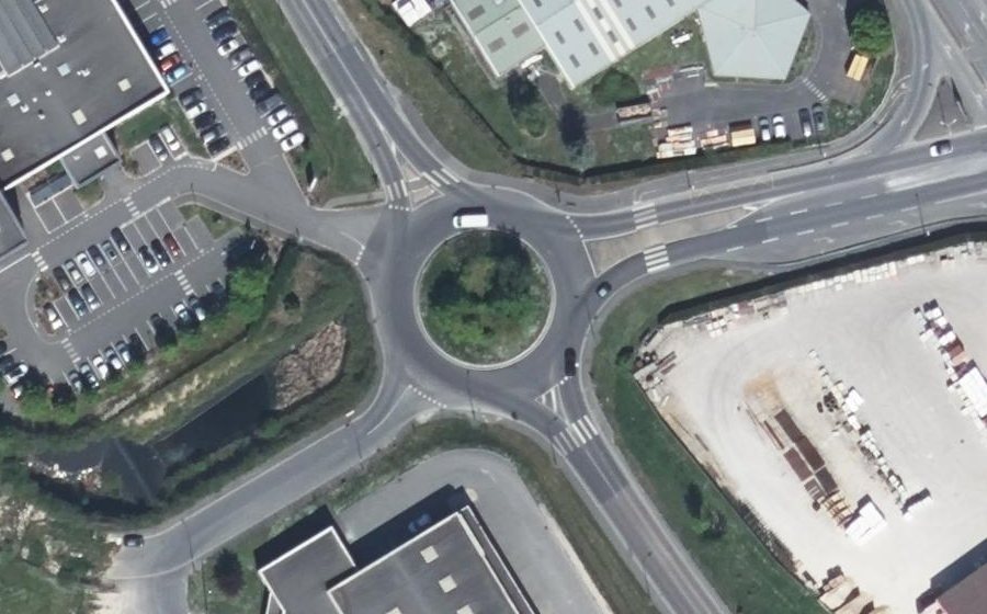 Vue aérienne du Rond-point anonyme n°372844713