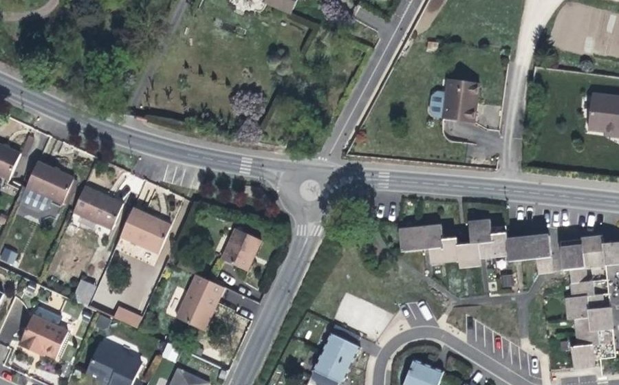Vue aérienne du Rond-point anonyme n°372844714