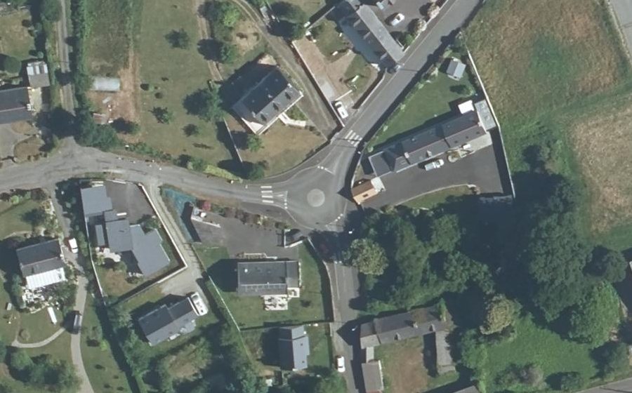 Vue aérienne du Rond-point anonyme n°372867304