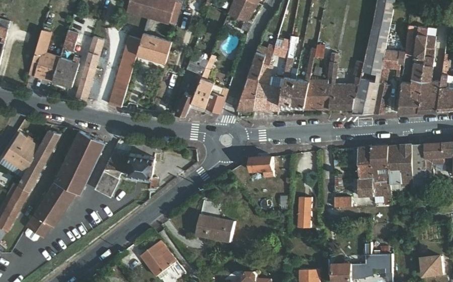 Vue aérienne du Rond-point anonyme n°372975659