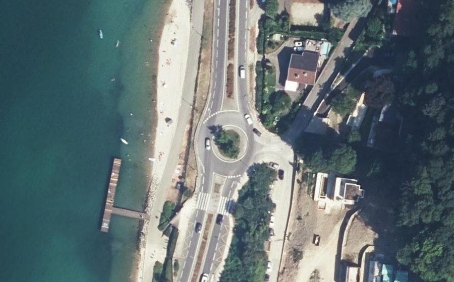 Vue aérienne du Rond-point anonyme n°37299125