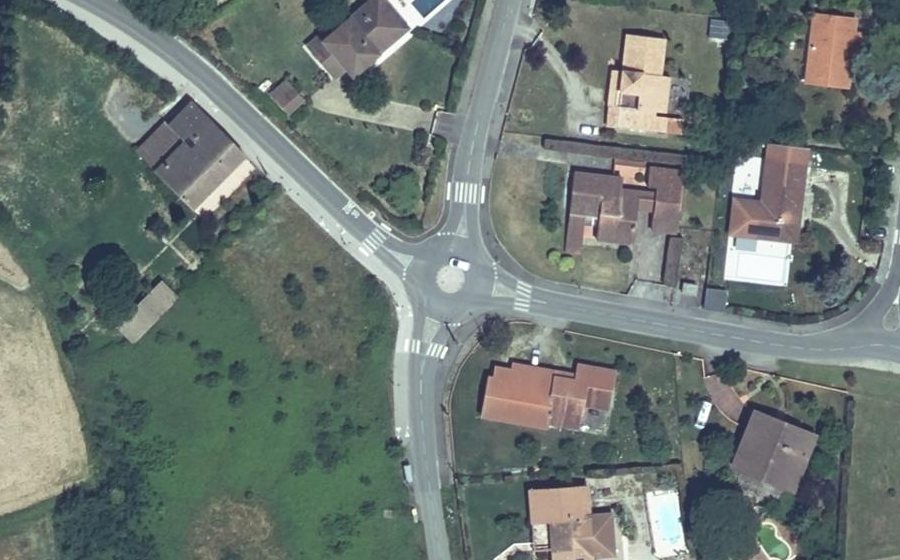 Vue aérienne du Rond-point anonyme n°37300479