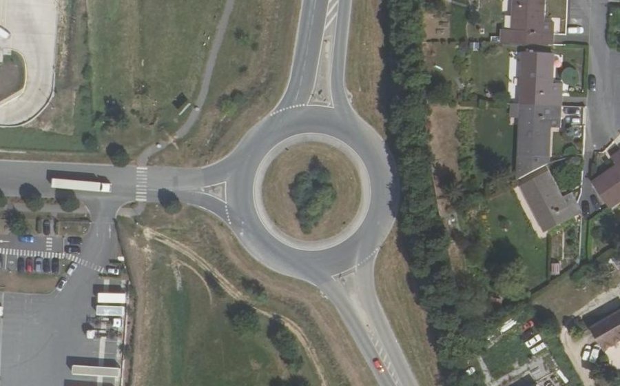 Vue aérienne du Rond-point anonyme n°373088707